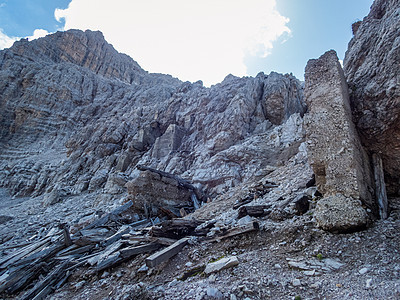 在多洛米特斯德丁附近 被渡渡渡旅游麻雀运动石头天堂登山追求冒险悬崖登山者图片