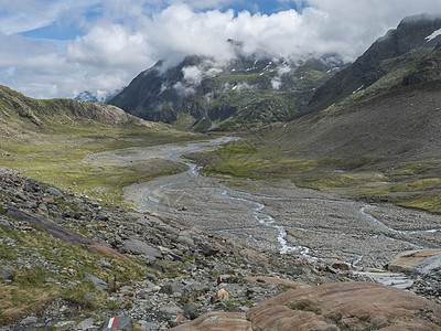 奥地利冰川 斯图拜阿尔卑斯山丘Stubai Alps瀑布风景蓝色天空溪流全景悬崖缠绕表面石头图片