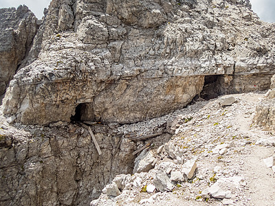 在多洛米特斯德丁附近 被渡渡渡悬崖高山运动冒险活动岩石远足登山追求麻雀图片