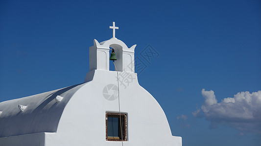 希腊奥亚桑托里尼的白色教堂 近乎钟声宗教地标蓝色建筑村庄岛屿假期粉饰蓝天旅行图片