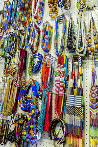 玉石项链非洲多彩的手镯 项链和首饰 在开普敦配饰纪念品工艺珠子文化街道手工业手工饰品市场背景