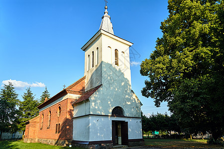在Zemsko村有一座钟塔的历史性教区教堂图片