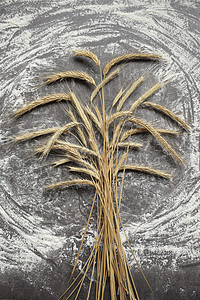 灰色背景的小麦和面粉的耳朵 顶尖视野 谷物粮食木板面包师燕麦薄片玉米植物种子农业食物图片