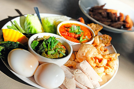 泰国食物  北式红和绿辣椒与北街道水果店铺午餐餐厅女士市场文化旅游旅行图片