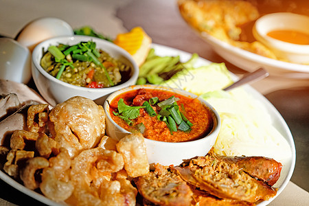 泰国食物  北式红和绿辣椒与北女士蔬菜市场城市香肠餐厅文化旅游店铺街道图片