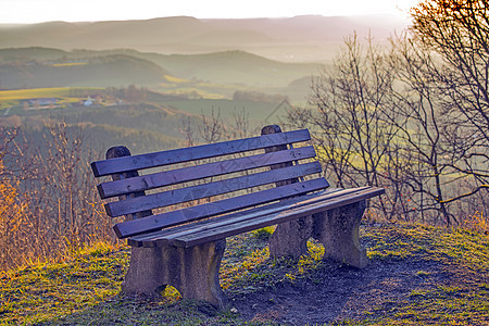 柔软秋日阳光下的公园长椅绿色座位棕色牧歌季节性白色全景太阳阴影晴天图片