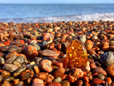在波罗的海的海滩上安珀水晶果汁石头宝石矿物地质学橙子鹅卵石首饰化石图片