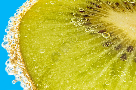 矿泉水中的kiwi口渴补品水果矿物蓝色气泡饮料健康图片