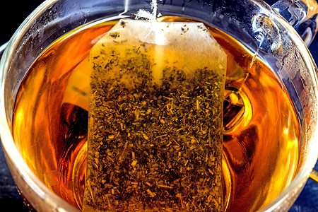 与茶包的一流茶叶花草黄色饮料趋势药品玻璃杯输液杯子医疗草药图片