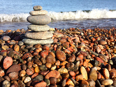 海滩上的金石头休息寂寞力量时间冥想平衡假期寒意冲浪波浪图片