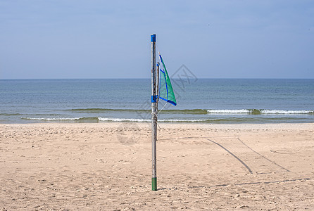 海滩排球场在海滩上排球法庭海洋娱乐晴天网格蓝色太阳天空团队图片