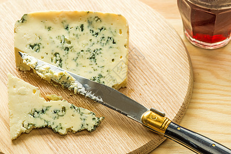 蓝法国奶酪蓝色玻璃产品食物木板奶制品三角形牛奶美食小吃图片