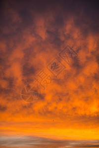 日出时有红云的天空红色黄色橙子情绪黑色图层图片