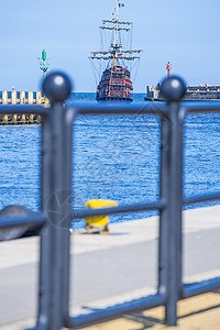 离开波兰乌斯特卡海港的Corsair船海洋蓝色港口海港信号天空旅游栏杆护柱巡航图片