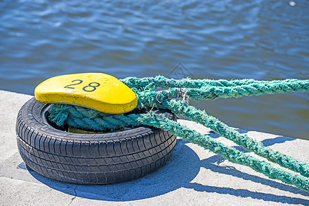 拖拖网渔船的锚泊线护柱码头港口安全航海船运黄色海洋蓝色圆圈图片