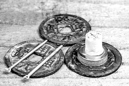 古中国硬币上的针刺针药品工具医疗治愈治愈者古董康复加热现金黑色背景图片