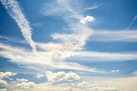 有云彩和条纹的天蓝色线条天气白色背景图片