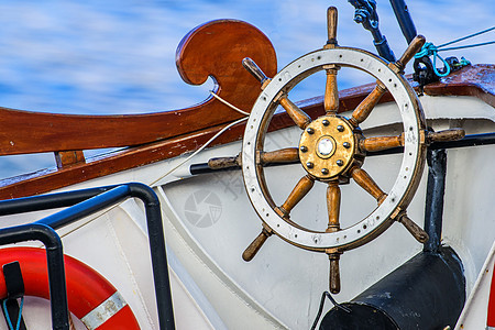 一艘旧帆船的车轮木头航行队长绳索巡航血管航海冒险蓝色旅行图片