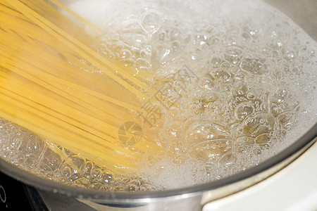 沸水中的意大利面食物面条厨房午餐金子国家小麦烹饪气泡营养图片