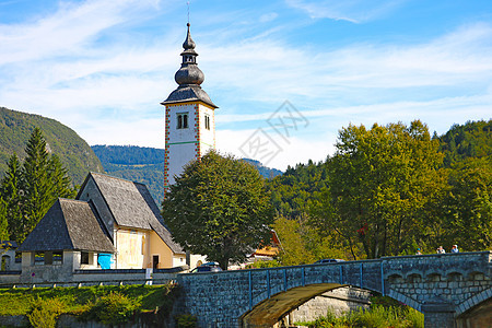 Bohinj湖 圣约翰教堂 浸信会与桥肋骨旅行草地环境瀑布岩石天空教会森林国家图片