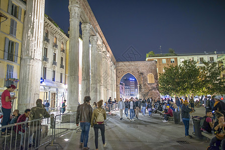 2015年9月 游客和当地人享受夜光之夜纪念碑建筑学考古学教会历史地标大教堂夜生活城市旅游图片