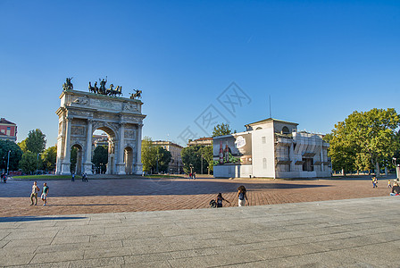 2015年9月 旅游者参观Arco della步伐i历史性纪念碑雕像城市旅游地标建筑学艺术建筑雕塑图片