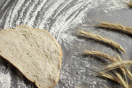 小麦耳朵 一片面包 灰色桌边面粉 从上面看谷物稻草面包师玉米粮食食物早餐营养厨房收成图片