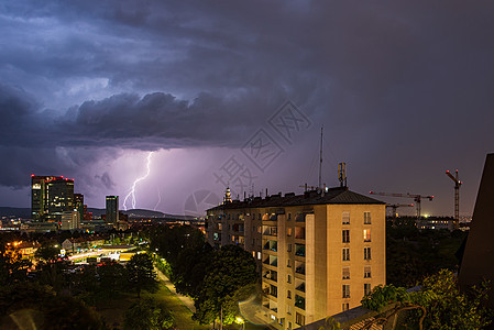 维也纳维纳贝格市上空出现猛烈的夏季雷暴和巨大的闪电 图片右侧有建筑起重机建筑物螺栓罢工风暴活力力量危险天空自然现象雷雨图片