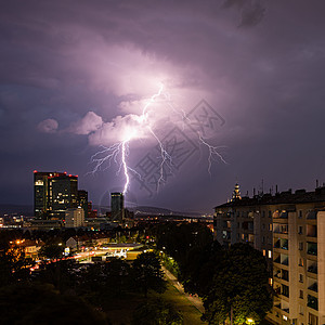 维也纳维纳贝格市上空 大闪电的狂暴暴暴风雨图片