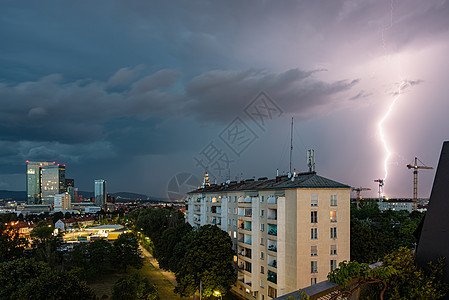 维也纳维纳贝格市上空出现猛烈的夏季雷暴和巨大的闪电 图片右侧有建筑起重机危险天气天空罢工建筑物风暴力量螺栓自然现象雷雨图片