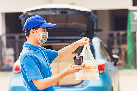 身戴面罩的送货员做杂货 提供大米食品b购物工人工作送货男人命令杂货店杯子邮递员塑料图片