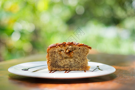 桌上的自制杏仁香蕉面包食物蛋糕小吃糕点面包师坚果桌子早餐盘子甜点图片