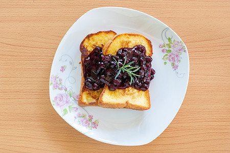 土制法式吐司 盘子上有蓝莓面包午餐食物木头木板甜点液体水果美食营养图片