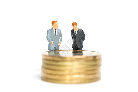微型人 在硬币堆上站立的商务人士玩具工作财富通货膨胀退休投资金融男人商务商业图片