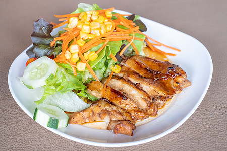 鸡排牛排 配土力酱牛扒美食红烧烹饪食物盘子午餐蔬菜白色餐厅图片