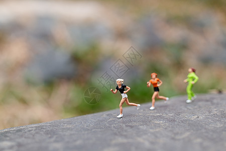 迷你者在岩石上奔跑优胜者宏观跑步赛跑者数字运动玩具绿色微缩饮食图片