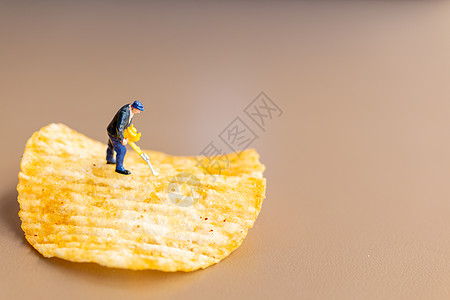 工人用土豆薯片工作黄色数字食物小吃玩具油炸宏观生产高清图片