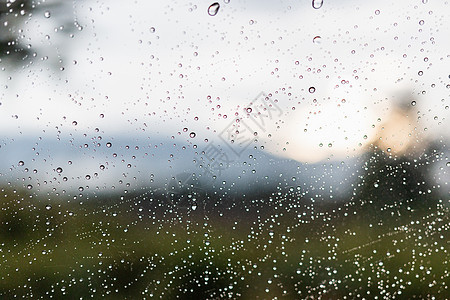 窗口眼镜表面的雨滴灰色液体白色天空天气水滴水分玻璃窗户图片