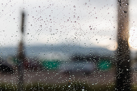 窗口眼镜表面的雨滴白色窗户玻璃水分天气天空灰色水滴液体图片