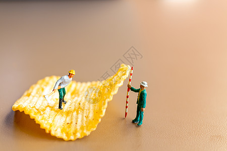 工人用土豆薯片工作油炸数字玩具生产食物宏观小吃黄色高清图片
