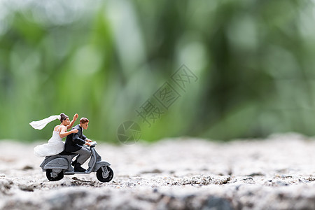 骑摩托车的情侣 坐摩托车的夫妇旅行驾驶男人女性女士妻子男性运输冒险司机图片