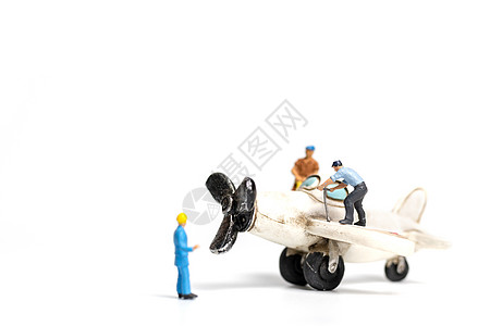 在白色背景上修理玩具飞机的工兵小组工作航班运输维修车辆机器工具商业喷射工程师图片