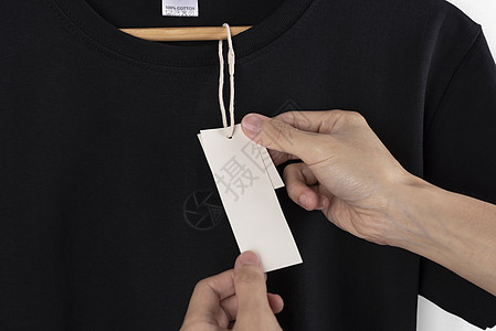 黑衬衫和广告标签上贴的空白标牌纺织品织物衣服黑色服装裙子购物折扣销售棉布图片