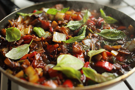 健康食品蔬菜在煎番茄茄茄子洋葱辣椒胡椒苏奇尼中被炸营养油炸健康饮食炙烤胡椒生活方式午餐洋葱食物盘子图片