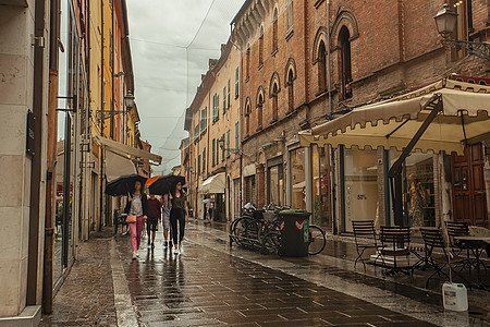 Ferrara 3历史中心的一条街道的动画观点图片