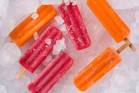冰块上的橘子和草莓冰棒 顶视图 复制空间奶油茶点味道橙子小吃果味甜点果汁红色食物图片