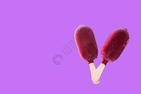 紫罗兰背景的草莓冰棒白色奶油巧克力小吃水果红色甜点粉色食物棒冰背景图片