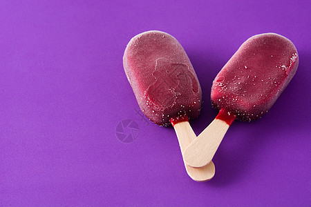 紫罗兰背景的草莓冰棒白色巧克力红色粉色小吃水果冰淇淋食物棒冰奶油背景图片
