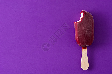 紫罗兰背景的草莓冰棒奶油甜点食物水果冰淇淋白色棒冰红色粉色巧克力图片