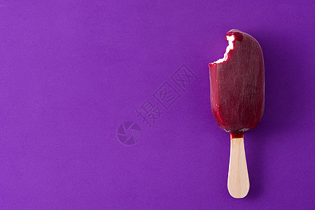 紫罗兰背景的草莓冰棒奶油甜点食物水果冰淇淋白色棒冰红色粉色巧克力背景图片